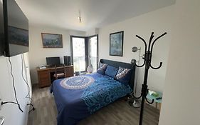 Grande Chambre 14 M2 Avec Salle De Bain Privative A Nanterre Prefecture Proche La Defense Arena Campus Sncf Et Paris